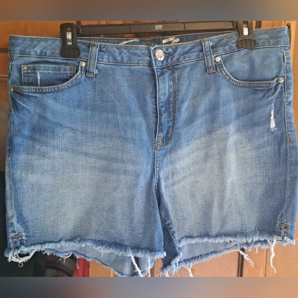 7 For All Mankind Frazzled Denim Shorts Size 16 Stretchy Fabric Distressed - Picture 2 of 7